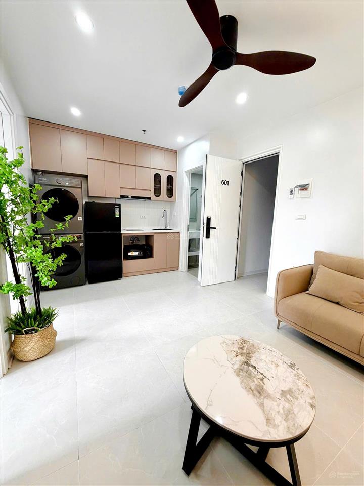 Toà mặt phố nguyễn đình hoàn, bất chấp kinh doanh, vỉa hè lớn, bãi xe gần, dt 5%/năm, pccc chuẩn