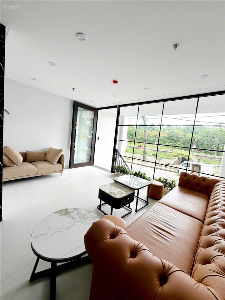 Toà mặt phố nguyễn đình hoàn, bất chấp kinh doanh, vỉa hè lớn, bãi xe gần, dt 5%/năm, pccc chuẩn
