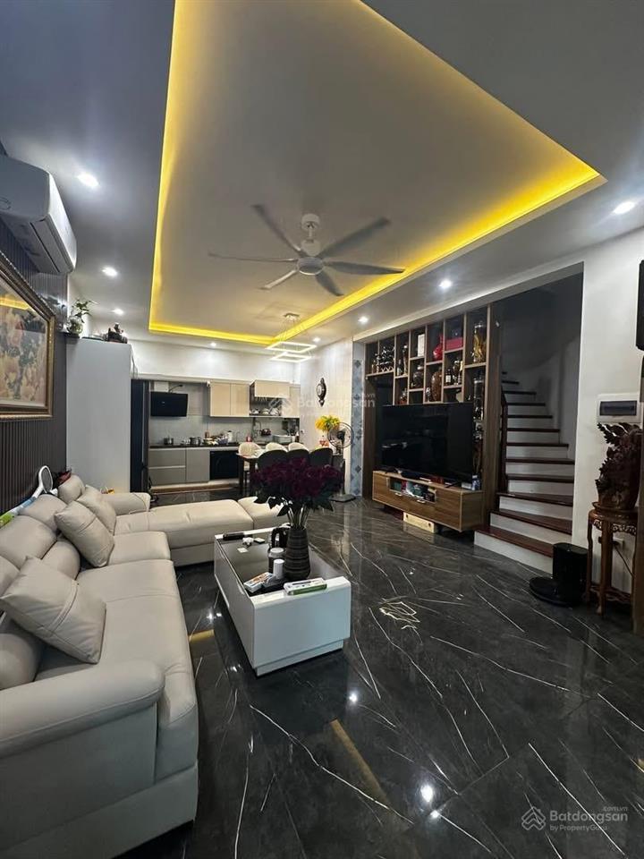 Nhà dịch vọng hậu, 57m2 5t, ô tô tránh, đỗ cửa, kinh doanh sầm uất, chủ thiện chí bán