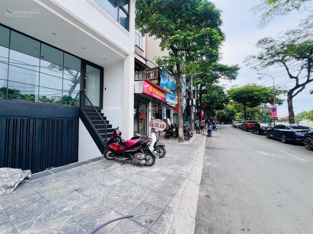 Tòa mặt phố cầu giấy 85m2*9t, thang máy, vỉa hè to, pccc  gpxd chuẩn, có hoàn công, dt ~2,5 tỷ/năm