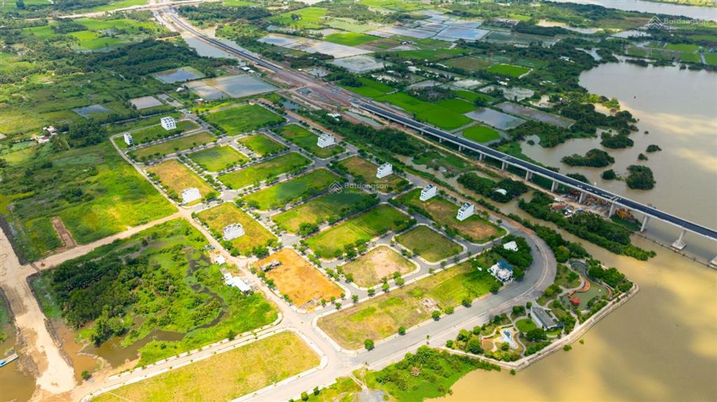 Chính chủ cần bán nhanh cặp shophouse mặt tiền đường 18,5m  trục chính dự án
