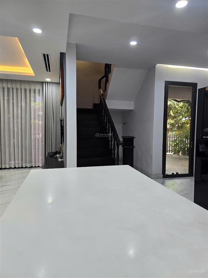 Cho thuê căn biệt thự sân vườn mẫu c rộng rãi full nội thất