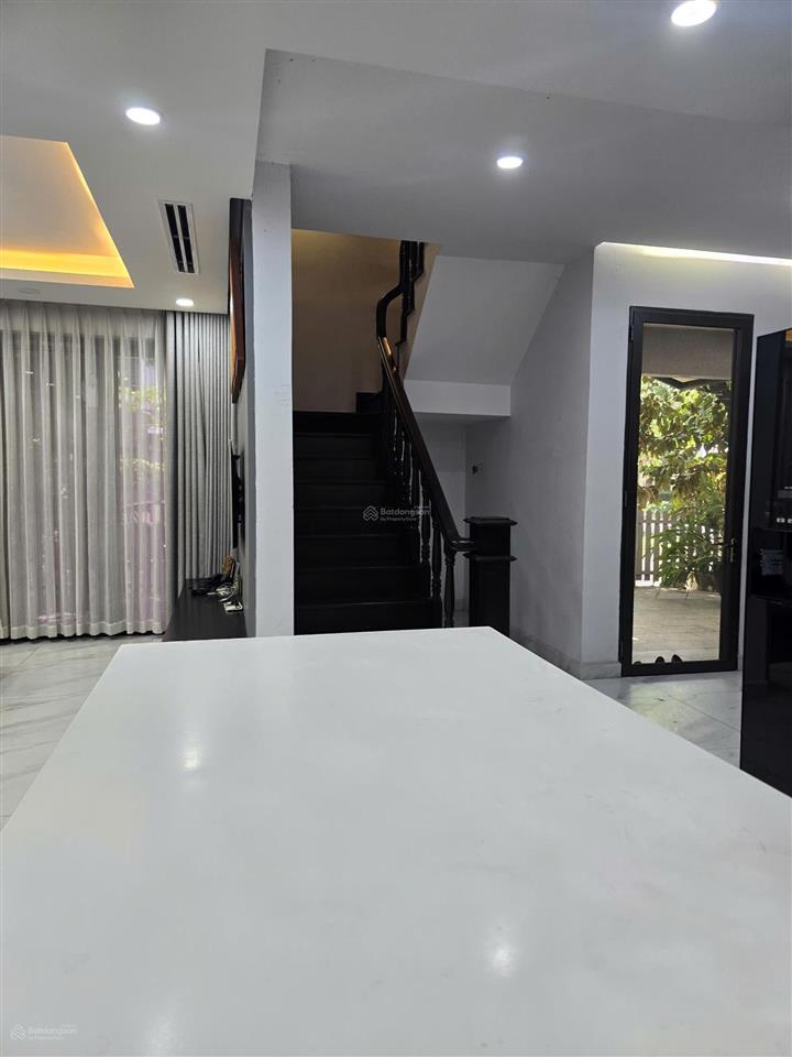 Cho thuê căn biệt thự sân vườn mẫu c rộng rãi full nội thất
