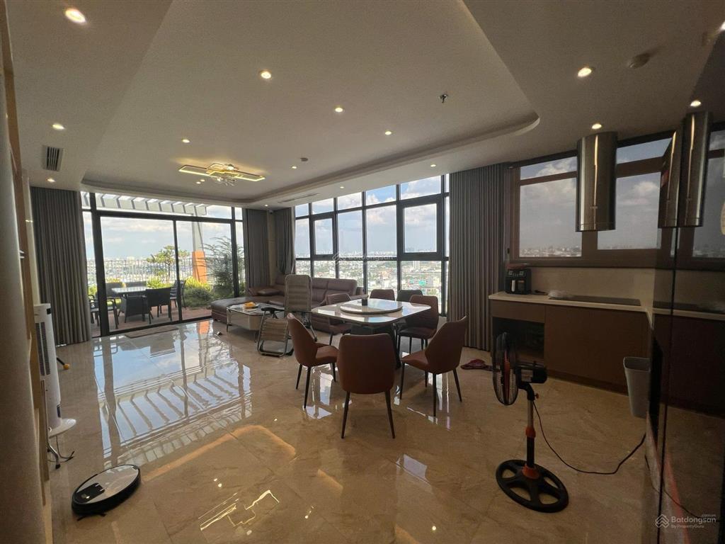 Bán penthouse sân vườn biệt thự góc trên không view sân bay. giá bán 8.8 tỷ (thương lượng).