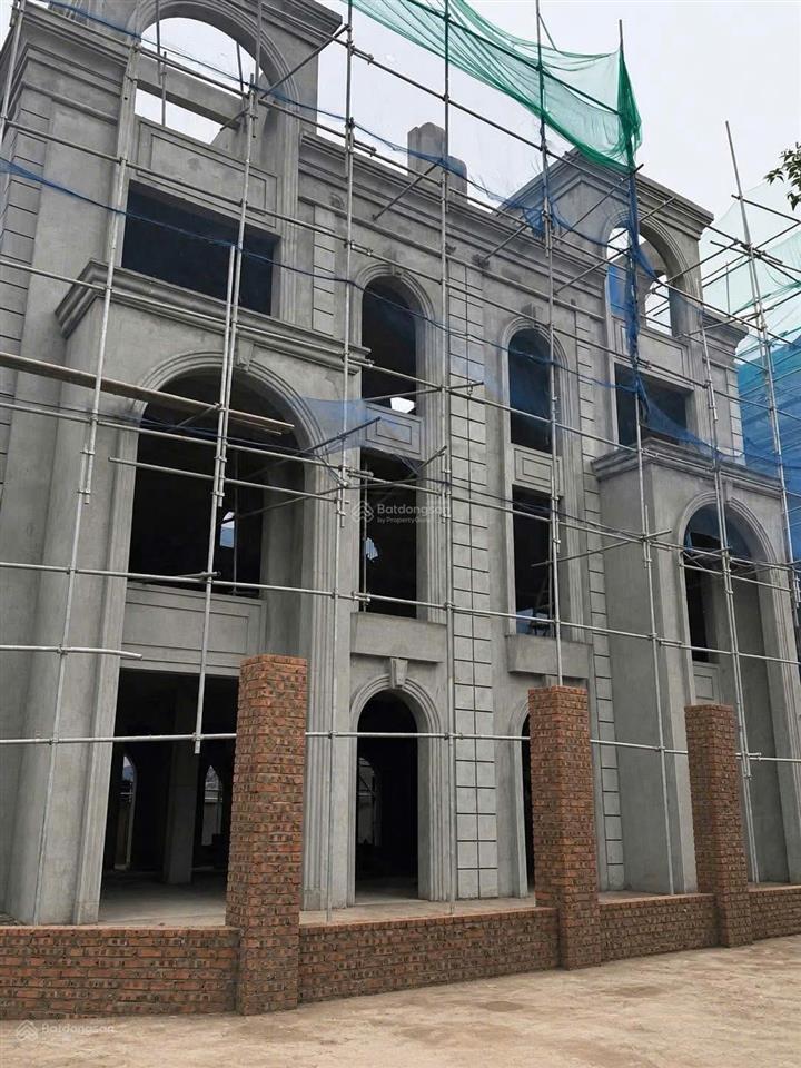 Bán nhà biệt thự 250m2, 2 mặt thoáng, đường 17m, vị trí chạy thẳng ra hồ, kinh doanh tốt