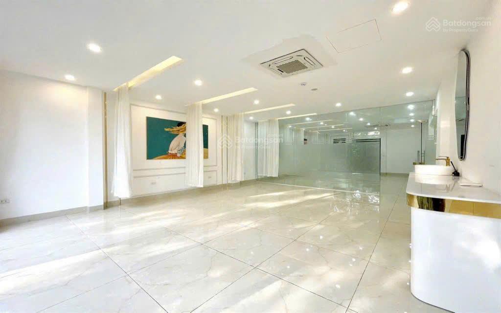 Mặt phố hoàng ngân  tòa nhà 8 tầng + hầm  mặt tiền quyền lực 5m  sổ vuông nở hậu.