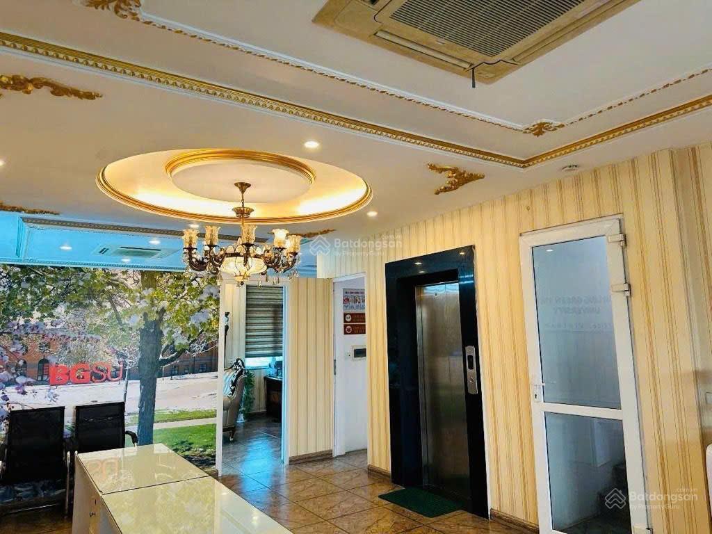 Mặt phố đống đa  tòa nhà 9 tầng thang máy  2 mặt thoáng  mặt tiền quyền lực 8m  sổ vuông đét