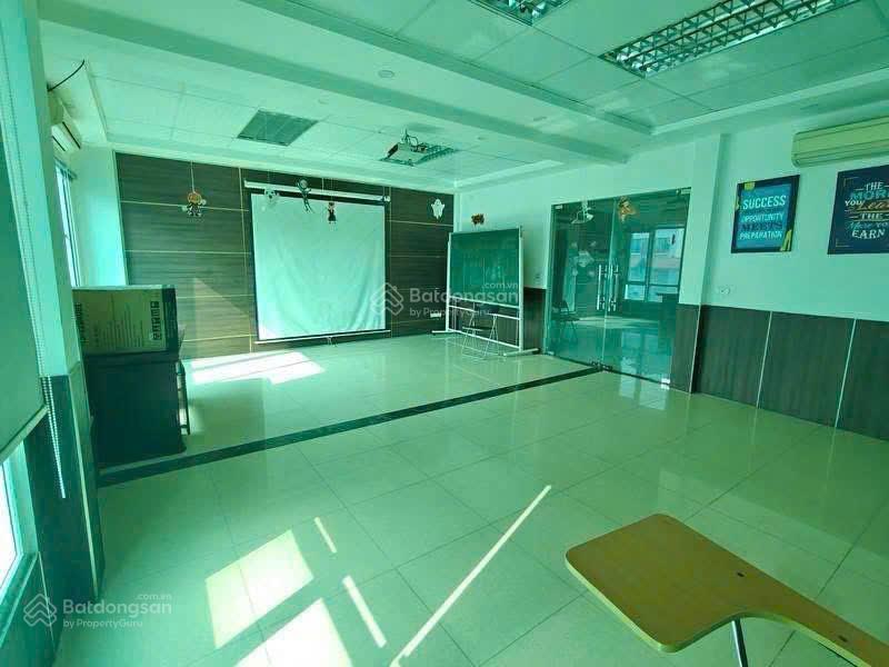 Mặt phố đống đa  tòa nhà 9 tầng thang máy  2 mặt thoáng  mặt tiền quyền lực 8m  sổ vuông đét
