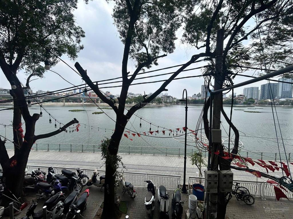 Mặt phố đống đa  view hồ hoàng cầu  mặt tiền tuyệt đối điện ảnh 8m  sổ vuông.
