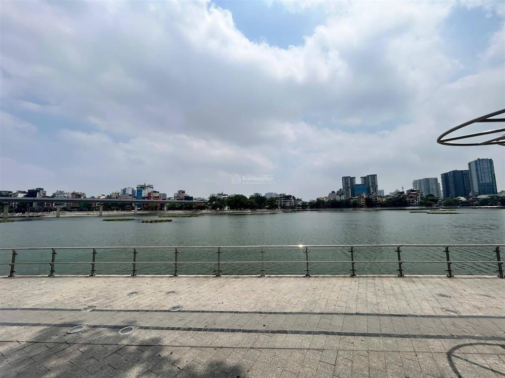 Mặt phố đống đa  view hồ hoàng cầu  mặt tiền tuyệt đối điện ảnh 8m  sổ vuông.