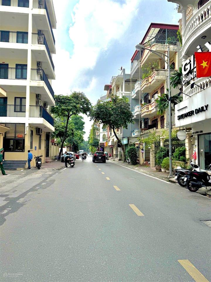 Mặt phố cầu giấy  tòa nhà 7 tầng thang máy  2 mặt thoáng  sổ vuông đét.