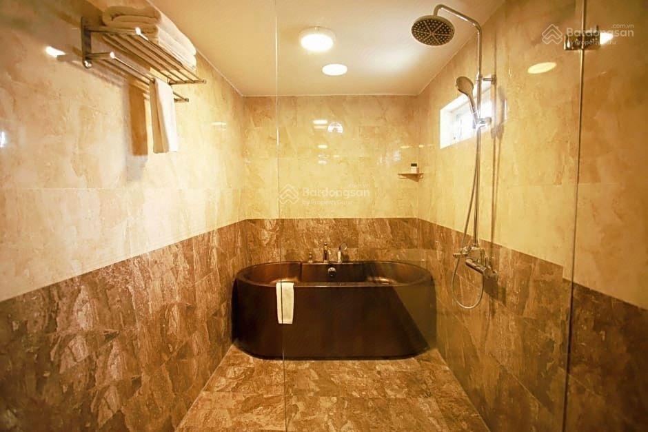 Mặt phố bùi thị xuân  khách sạn 11 tầng  mặt tiền 6,5m  1 sổ 1 chủ vuông đét