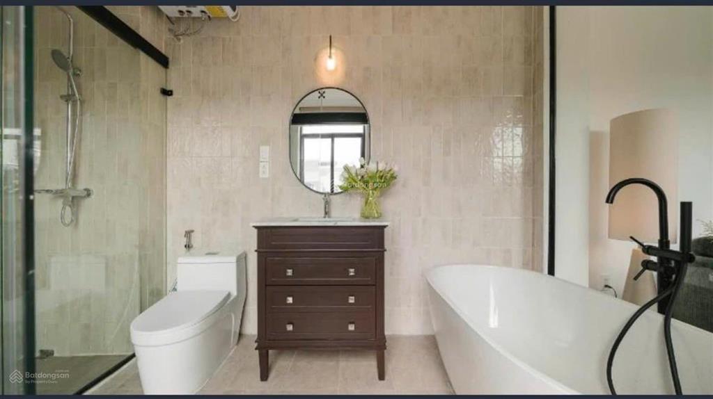 Mặt phố quán thánh  lăng bác  tòa nhà 6 tầng  3 mặt thoáng  vỉa hè  sổ vuông