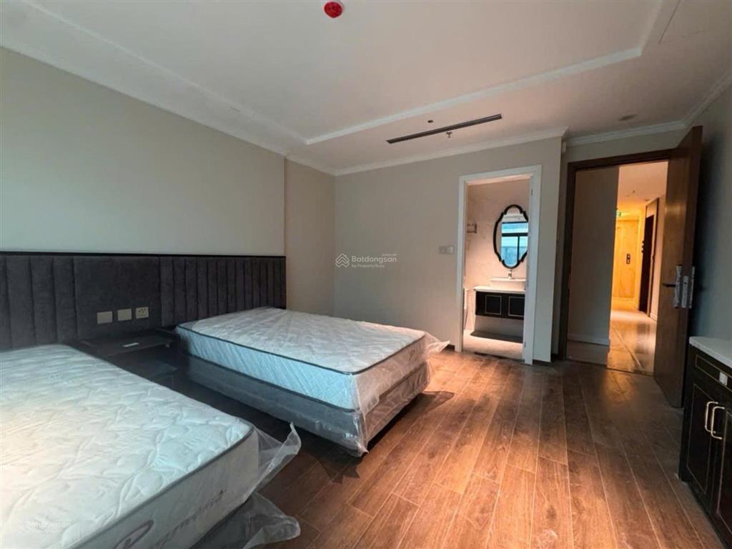 Mặt phố giảng võ  khách sạn 10 tầng  25 phòng  2 thoáng  mặt tiền 8,3m  sổ vuông.