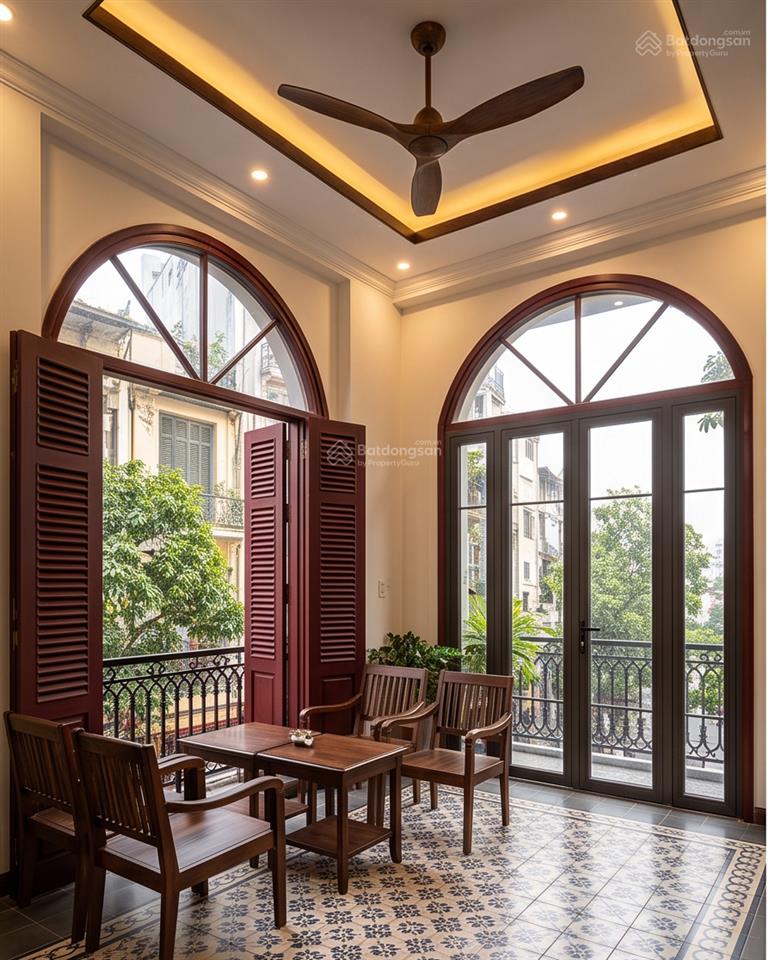 Mặt phố cổ hàng gai  view hồ gươm  mặt tiền 5m  sổ nở hậu.