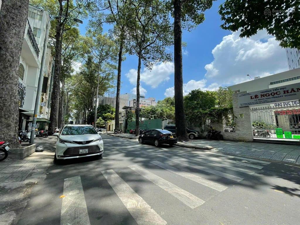 Chuyển nhượng khách sạn 4 sao sương nguyệt ánh, quận 1 (23x41m  2 hầm 12 tầng)