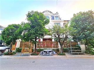 Bán gấp biệt thự phố trần văn lai, 2 mặt tiền. gần 200m giá hơn 60 tỷ, full nội thất.