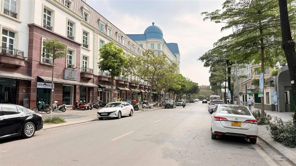 Chính chủ bán shophouse mặt phố trần văn lai,  dòng tiền gần 4 tỷ/năm. 210m2  giá 150 tỷ.