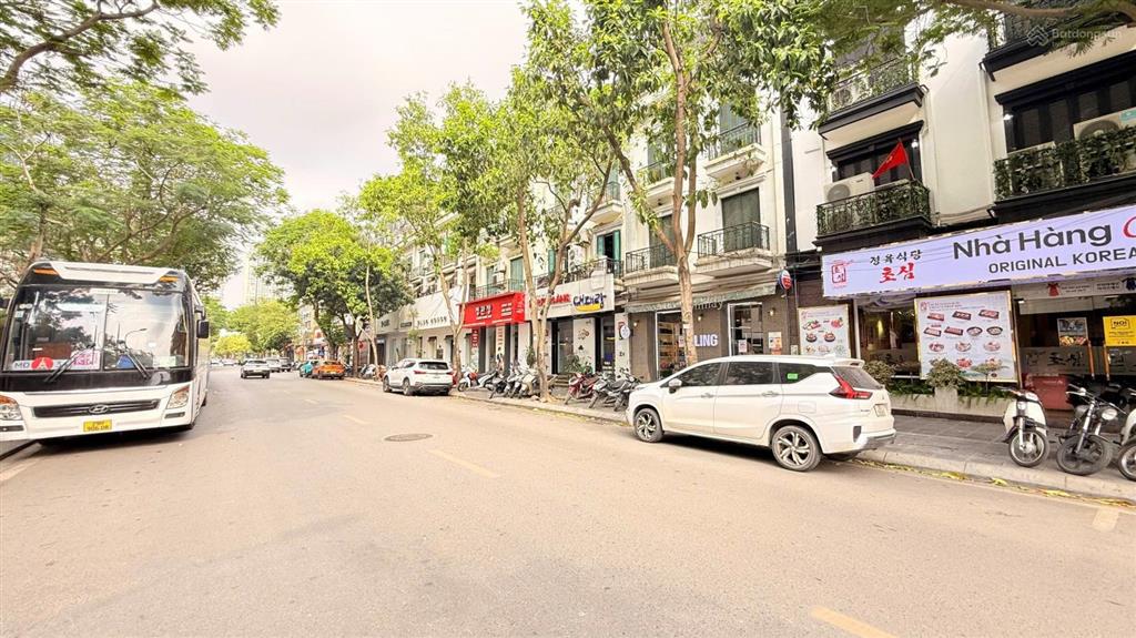 Chính chủ bán shophouse mặt phố trần văn lai,  dòng tiền gần 4 tỷ/năm. 210m2  giá 150 tỷ.