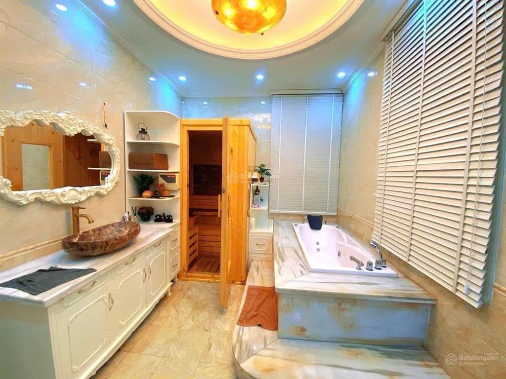 Chính chủ bán bt vườn đào, 6 tầng thang máy, view vườn hoa, nội thất cao cấp. 345m2  giá 168 tỷ
