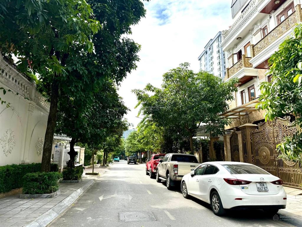 Bán gấp biệt thự mỹ đình, phố thiên hiền, 136m2  mt11m, giá chỉ 290triệu/m2.