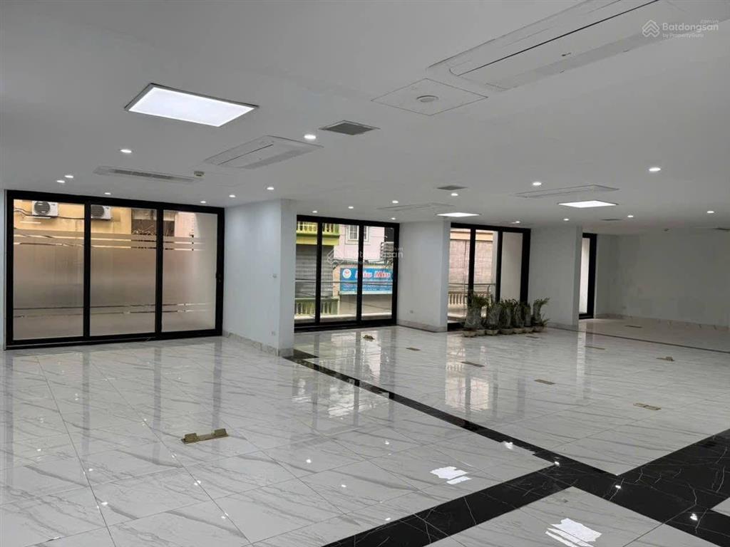Toà văn phòng phố lạc long quân. 300m2 x 8t  mt16m  giá bán 138 tỷ.