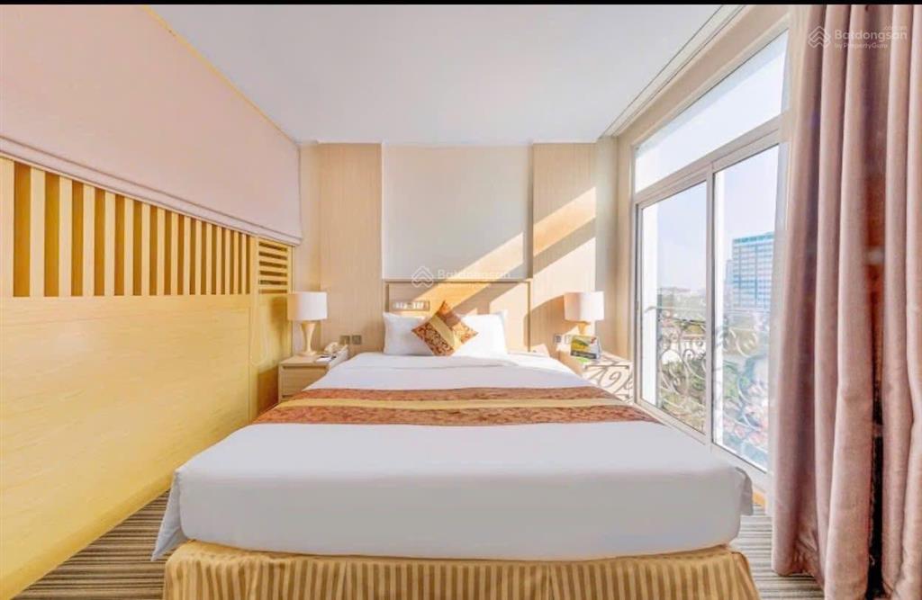 Bán toà khách sạn 4 sao đẳng cấp  doanh thu 100 tỷ/năm. diện tích 2250m2  giá bán 999 tỷ