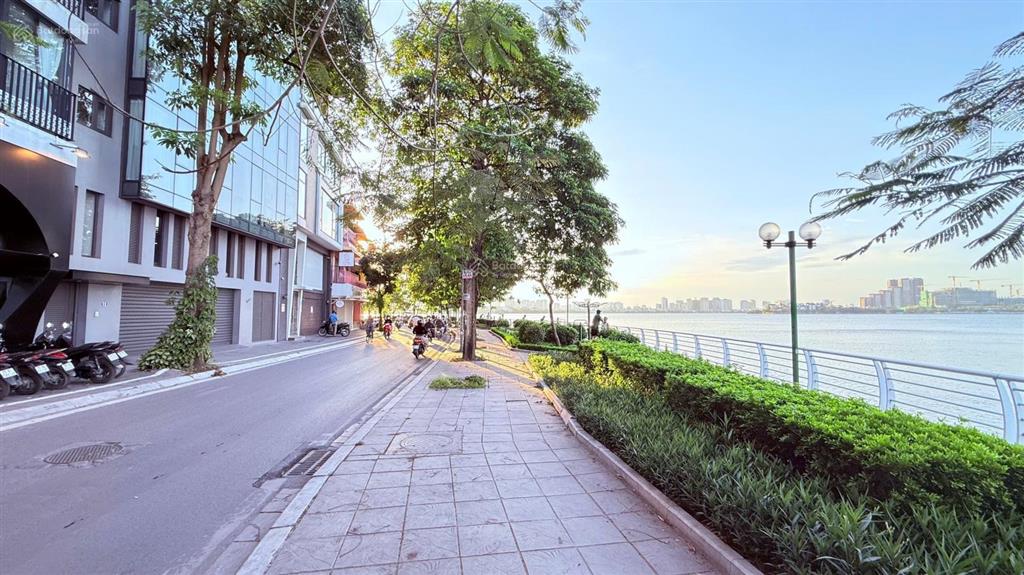 Bán nhà mặt phố nguyễn đình thi, 3 mặt tiền, 500m2 full thổ cư, giá nhỉnh 800 tỷ.