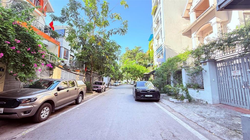Bán nhà mặt phố nguyễn đình thi, 3 mặt tiền, 500m2 full thổ cư, giá nhỉnh 800 tỷ.