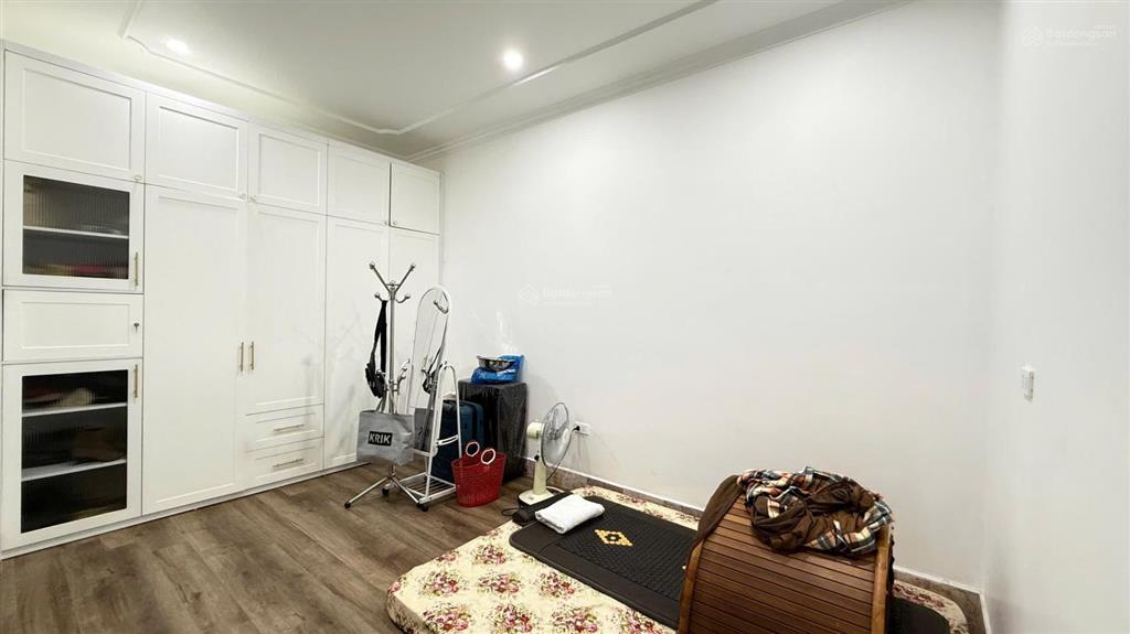 Gia đình cần bán gấp nhà phân lô phố nguyên hồng, vỉa hè ô tô dừng đỗ. 50m2 x 5tầng  mt5m  30 tỷ.