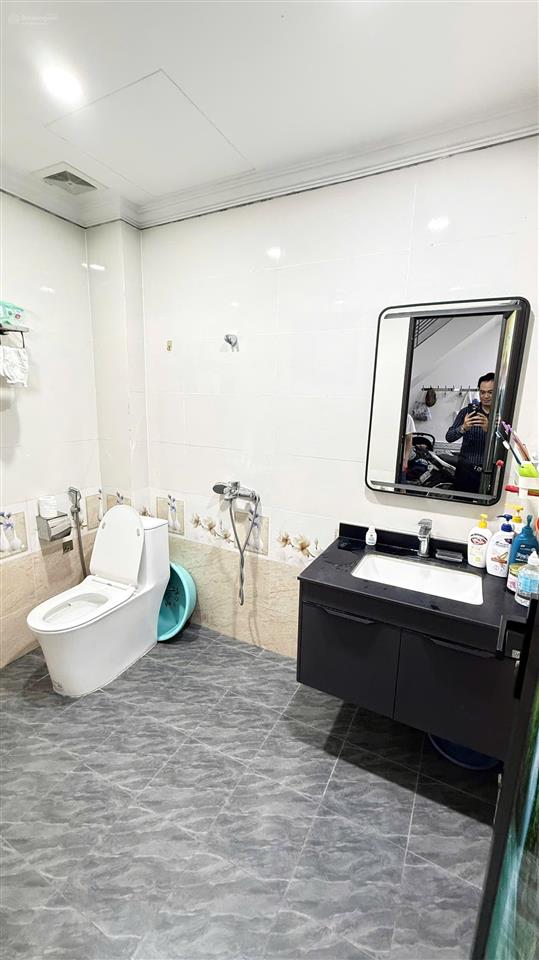 Gia đình cần bán gấp nhà phân lô phố nguyên hồng, vỉa hè ô tô dừng đỗ. 50m2 x 5tầng  mt5m  30 tỷ.