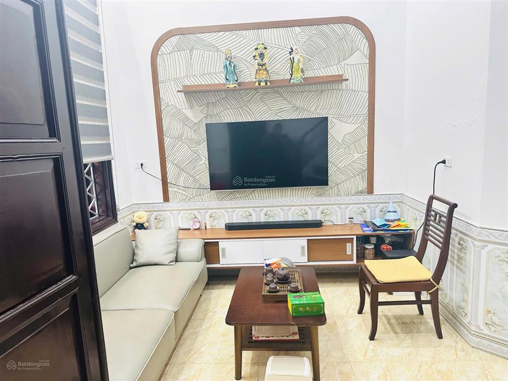 Gia đình cần bán gấp nhà phân lô phố nguyên hồng, vỉa hè ô tô dừng đỗ. 50m2 x 5tầng  mt5m  30 tỷ.