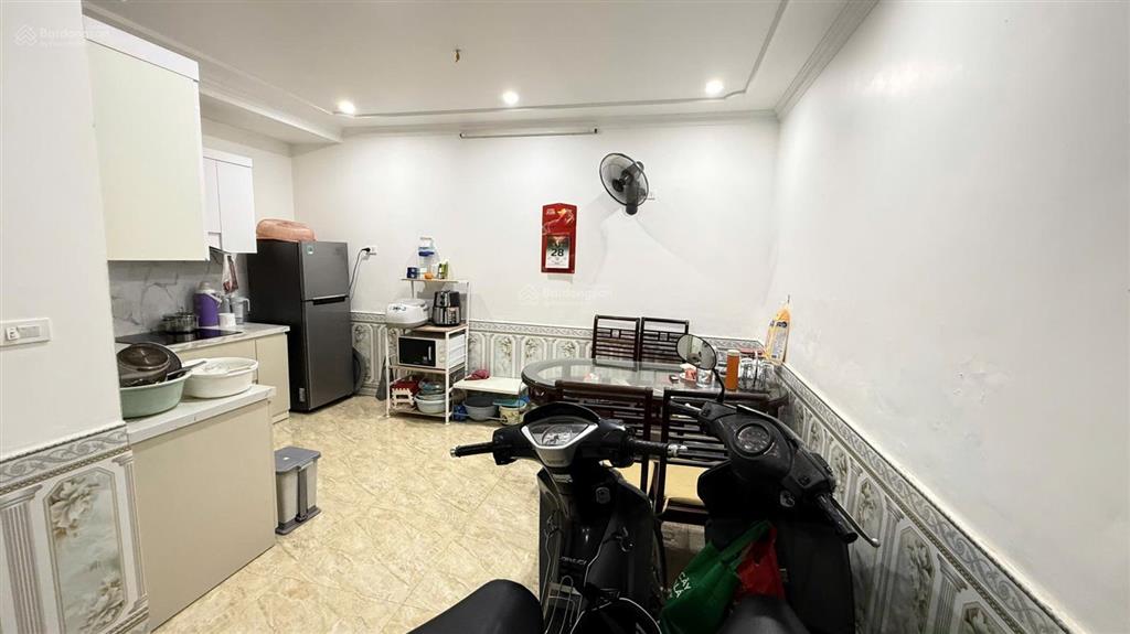 Gia đình cần bán gấp nhà phân lô phố nguyên hồng, vỉa hè ô tô dừng đỗ. 50m2 x 5tầng  mt5m  30 tỷ.