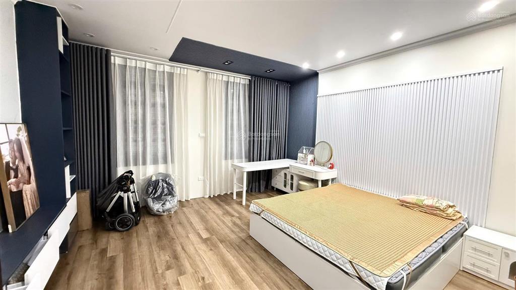 Gia đình cần bán gấp nhà phân lô phố nguyên hồng, vỉa hè ô tô dừng đỗ. 50m2 x 5tầng  mt5m  30 tỷ.