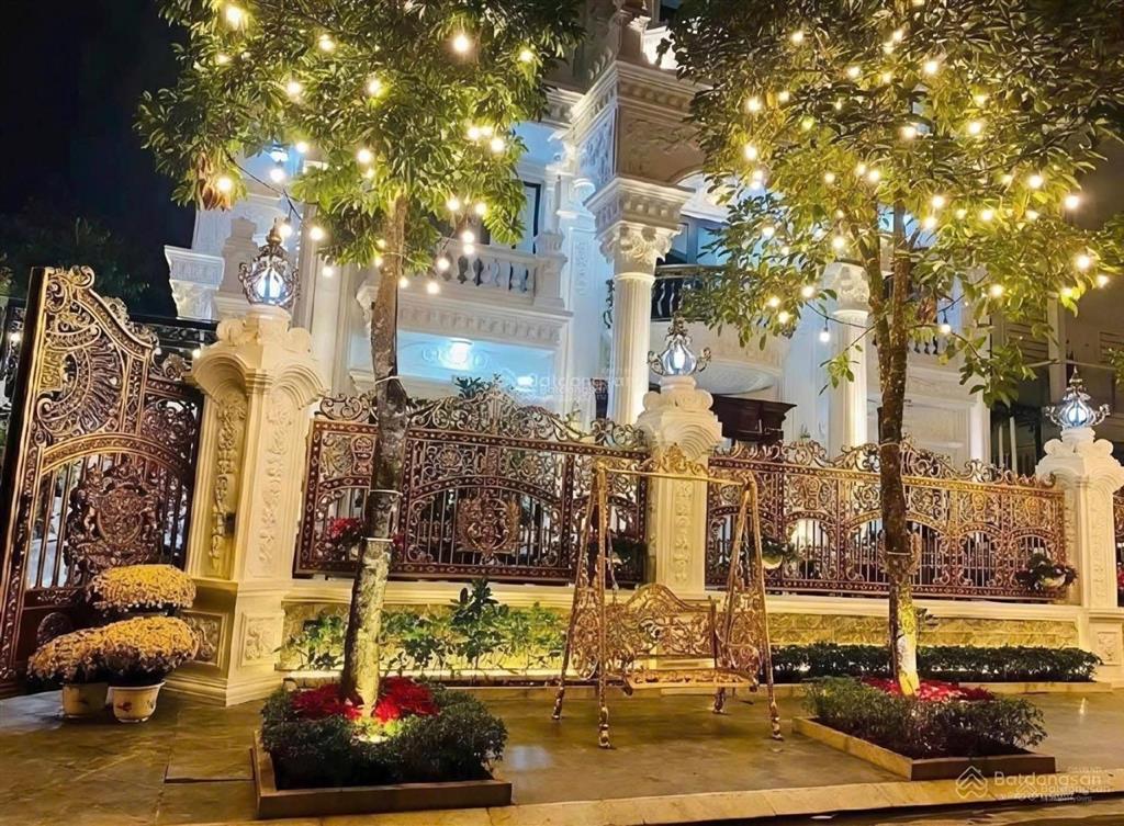 Gia đình tôi cần bán gấp biệt thự mặt phố mễ trì hạ. vỉa hè kinh doanh. 189m² giá chỉ 80 tỷ