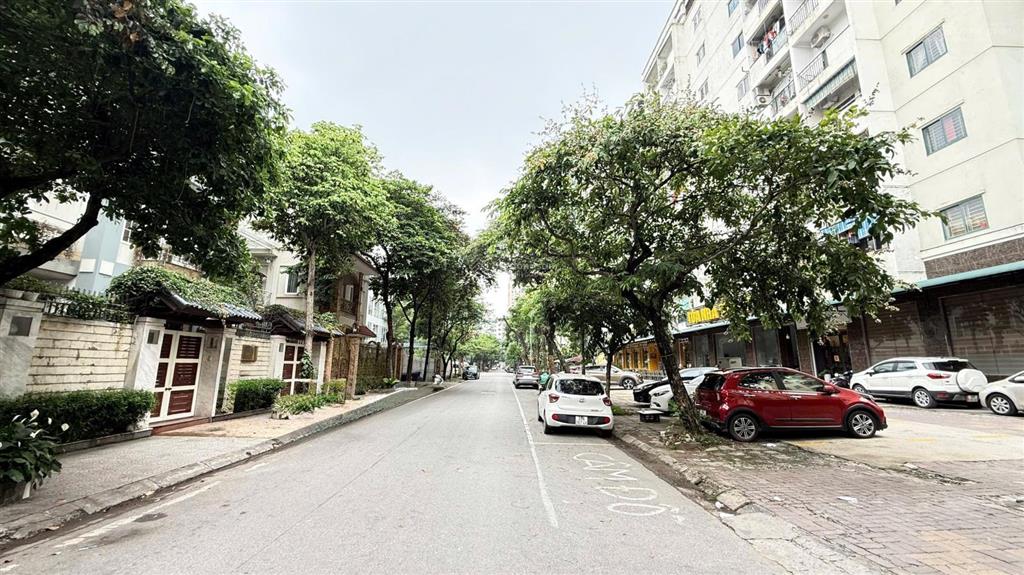 Chính chủ bán gấp biệt thự mặt phố mễ trì hạ. vỉa hè rộng, kd đỉnh. gần 200m²  giá 79 tỷ.