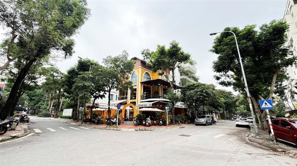 Chính chủ bán gấp biệt thự mặt phố mễ trì hạ. vỉa hè rộng, kd đỉnh. gần 200m²  giá 79 tỷ.