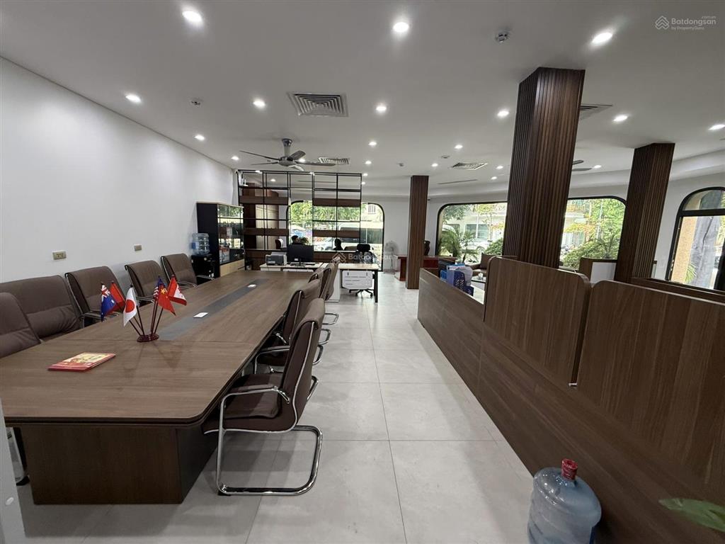 Gia đình cần bán gấp biệt thự kđt văn phú, lô góc thang máy siêu đẹp. 180m2  giá 55 tỷ.