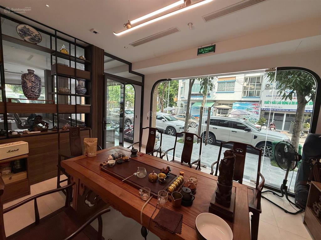Gia đình cần bán gấp biệt thự kđt văn phú, lô góc thang máy siêu đẹp. 180m2  giá 55 tỷ.