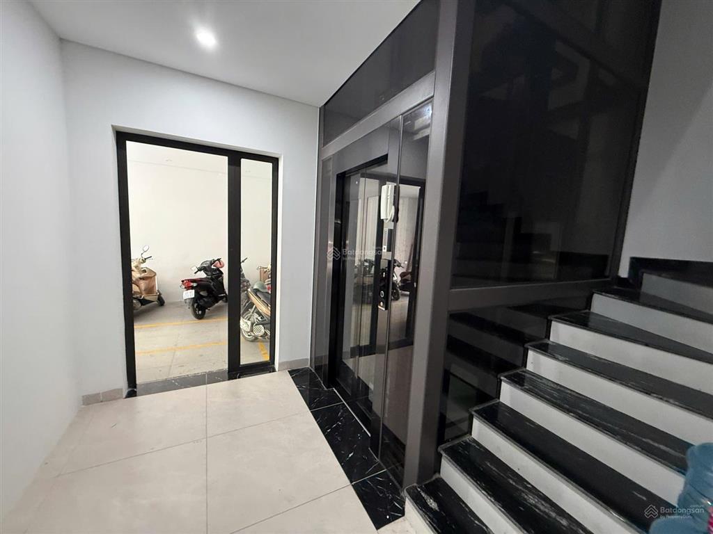 Gia đình cần bán gấp biệt thự kđt văn phú, lô góc thang máy siêu đẹp. 180m2  giá 55 tỷ.