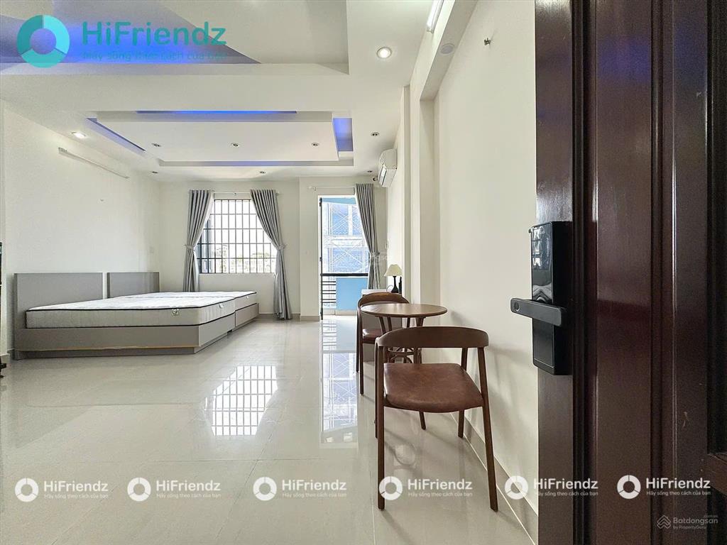 Căn hộ ban công full nội thất, 3 người 3 xe, trống sẵn, ngay đại học bách khoa q10  svđ phú thọ