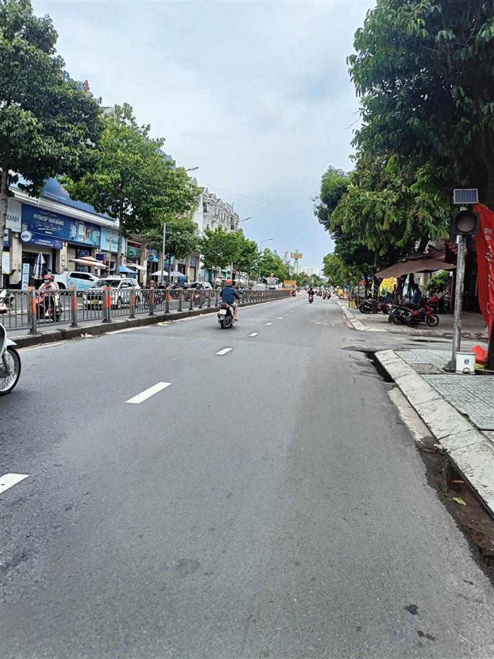 Khu ít nhà bán, trung tâm p5, gò vấp, đối diện emart phan văn trị. dt 75m, 4.5x12m, 2mt hxh, 3tầng