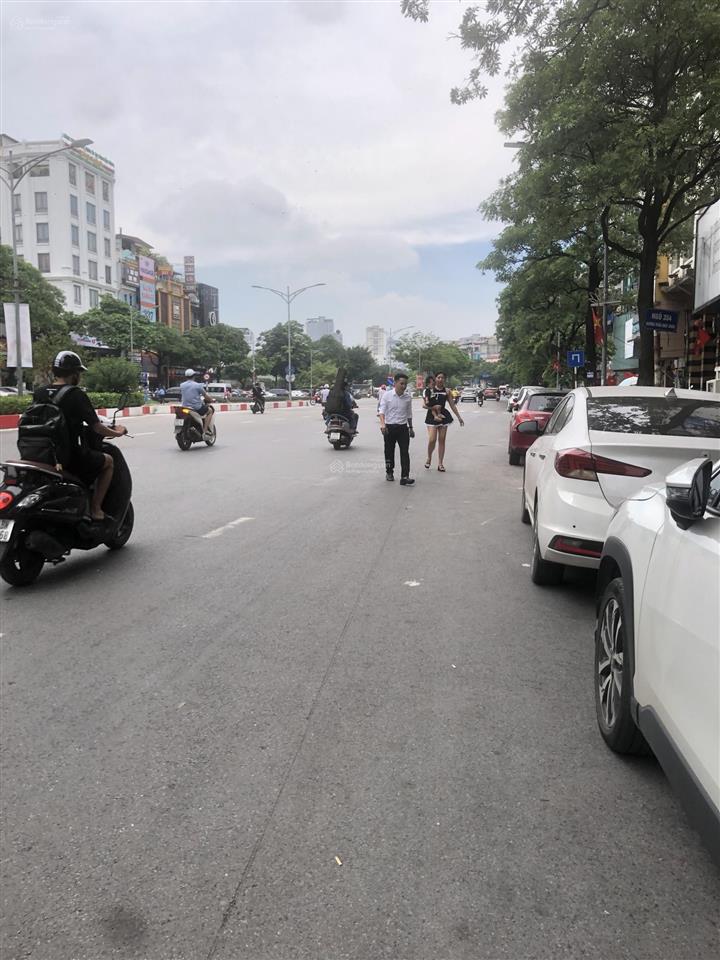 Bán khách sạn tiêu chuẩn 4 sao mặt phố trần khát chân