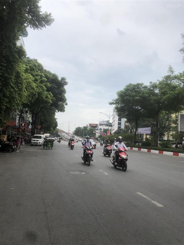 Bán khách sạn tiêu chuẩn 4 sao mặt phố trần khát chân