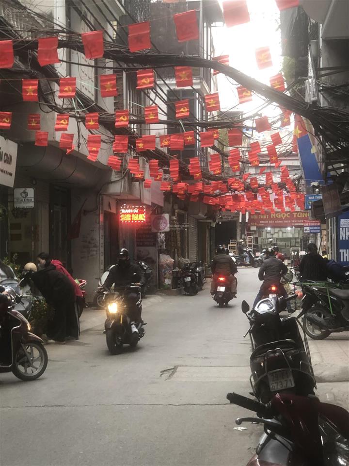 Toà nhà 7tầng thang máy oto vào nhà