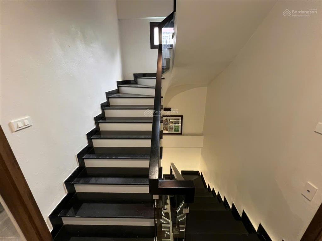 Chỉ hơn 9 tỷ nhà 51m2 5 tầng dân xây nội thất siêu đẹp  tại phố chu huy mân long biên