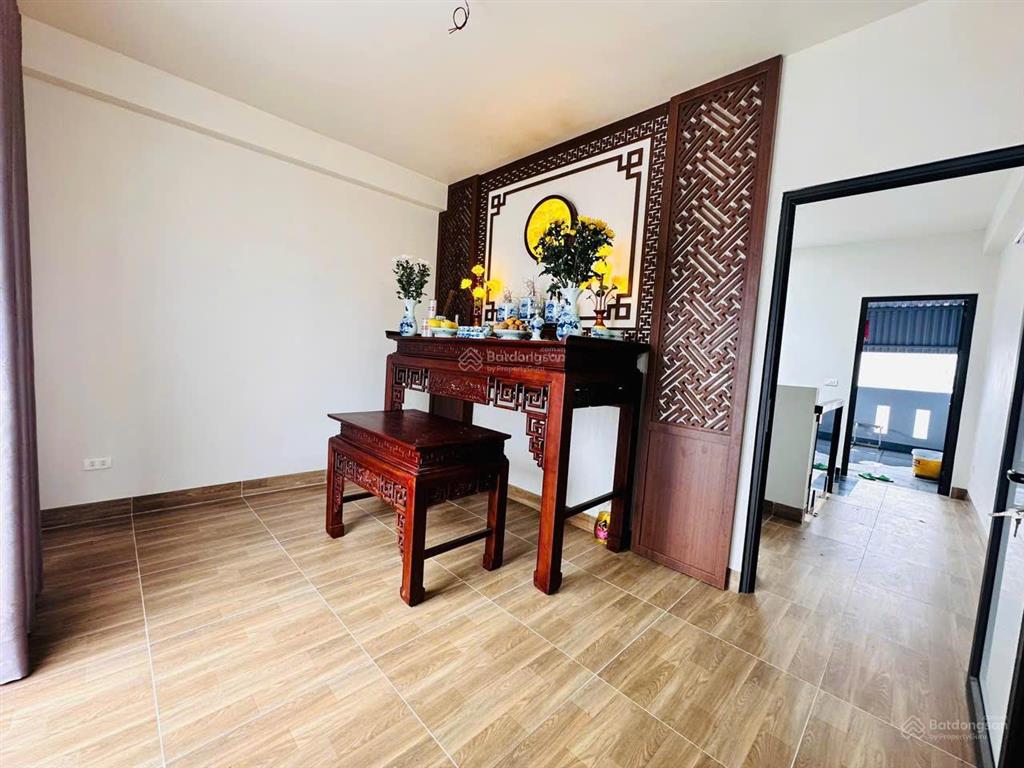 Chỉ hơn 9 tỷ nhà 51m2 5 tầng dân xây nội thất siêu đẹp  tại phố chu huy mân long biên