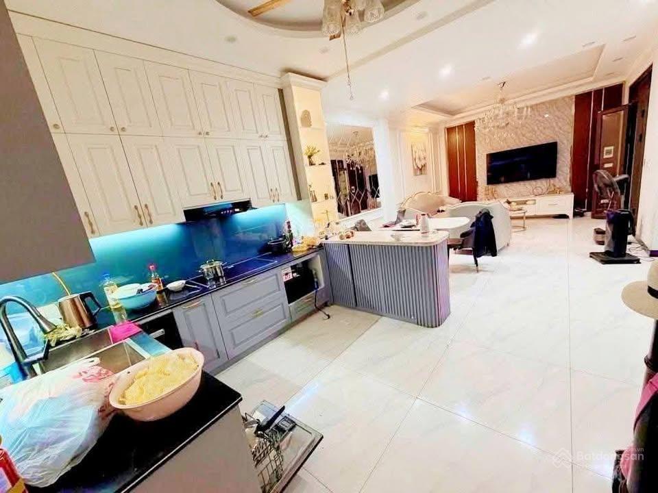 Lô góc liền kề phường việt hưng  90m 4tầng đường vỉa hè  giá chỉ hơn 18 tỷ.