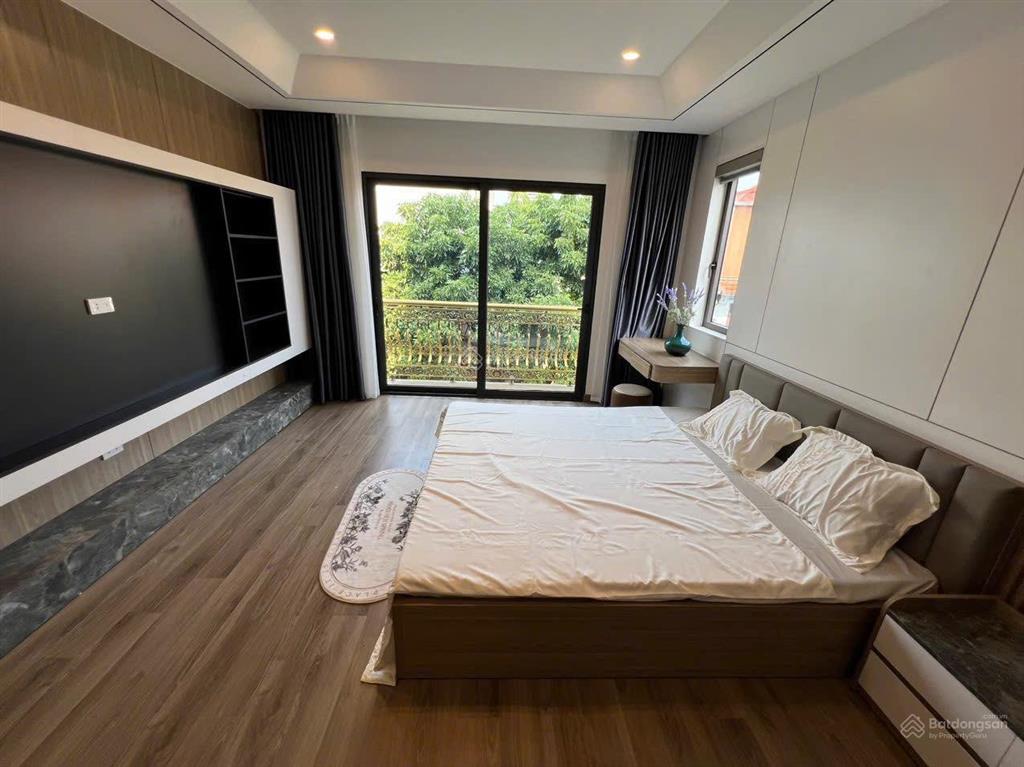 Nhà phố ngọc lâm 80m 6tầng lô góc ôtô tránh  chào chưa đến 17 tỷ.