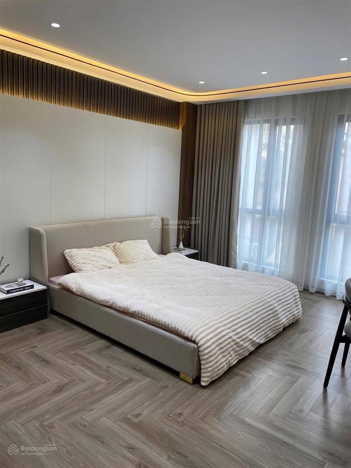 Mặt hồ trung tâm quận long biên  55m 7 tầng đường rộng 10m giá rẻ